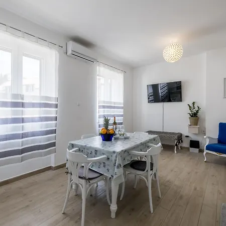 Apartment Comfy 2-bedroom In Great Location Close To It *