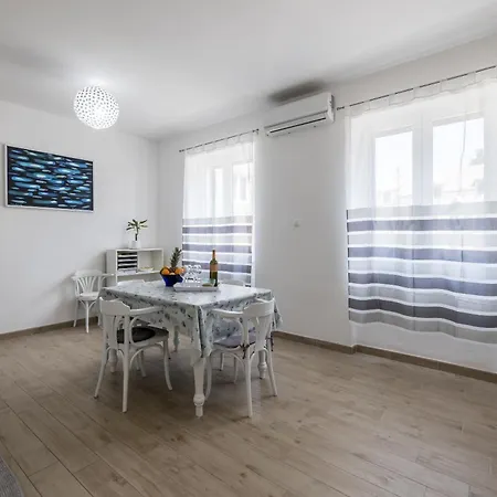 Comfy 2-bedroom In Great Location Close To It *