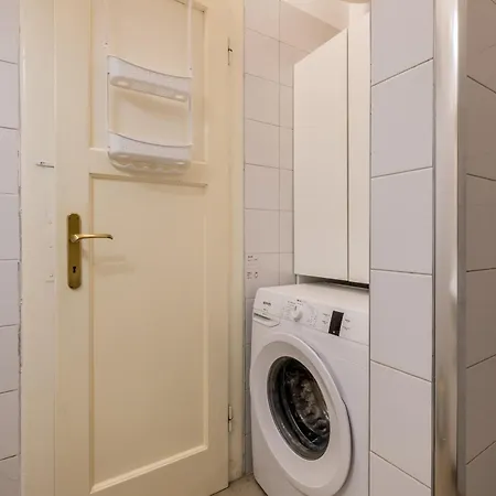 Comfy 2-bedroom In Great Location Close To It Apartment