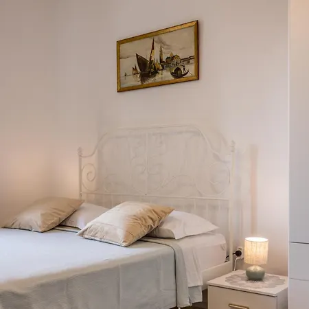 Comfy 2-bedroom In Great Location Close To It Apartment Split