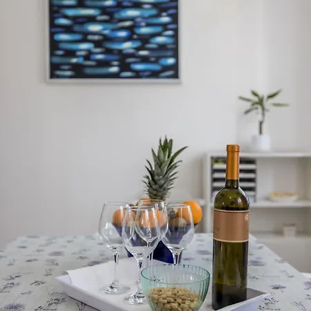 Comfy 2-bedroom In Great Location Close To It *