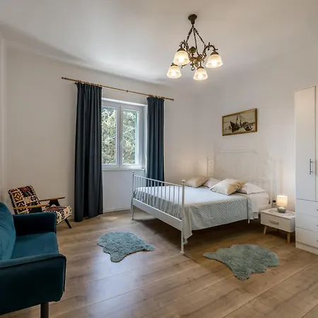 Comfy 2-bedroom In Great Location Close To It Apartment